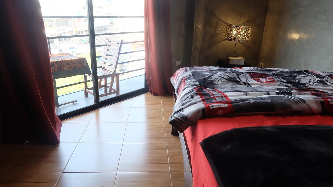 Iris Hostel Чиангмай Екстериор снимка