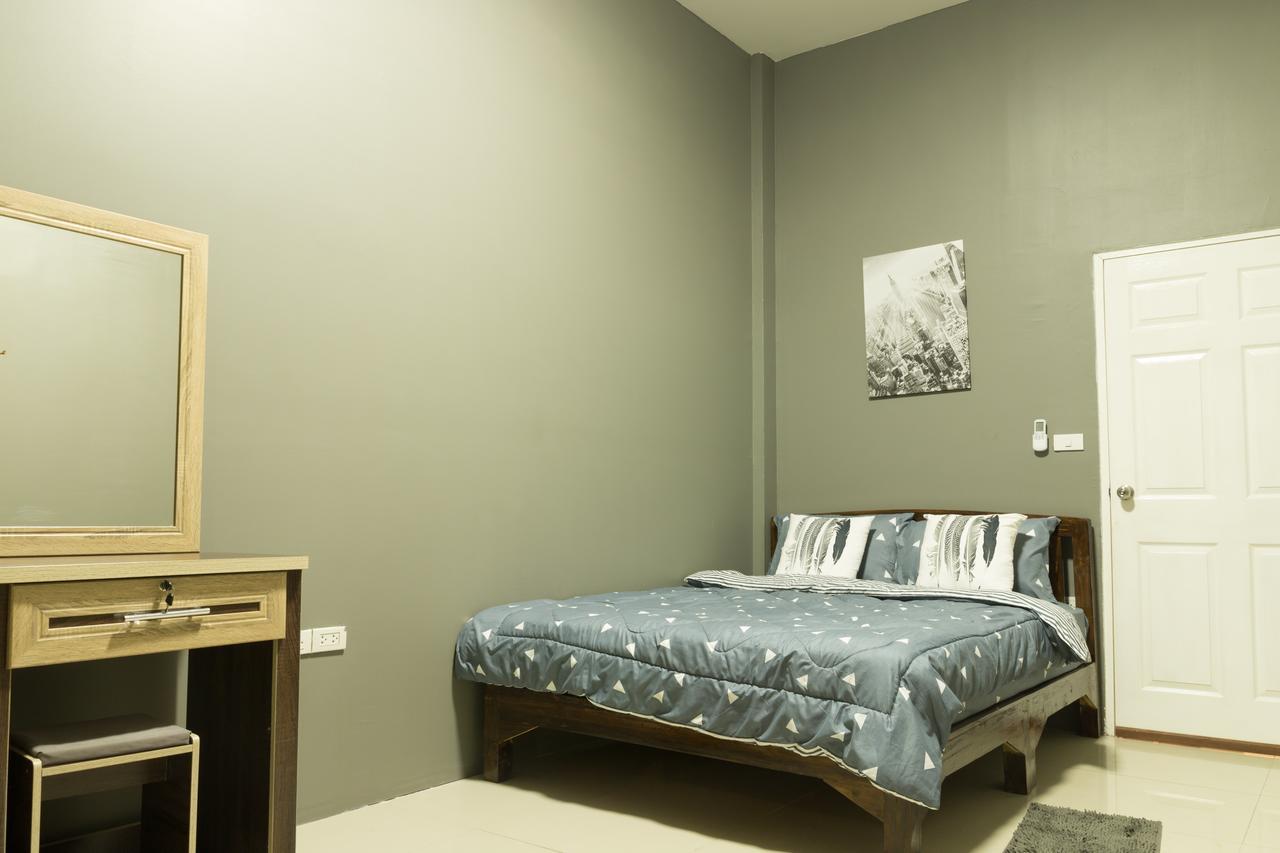 Iris Hostel Чиангмай Екстериор снимка